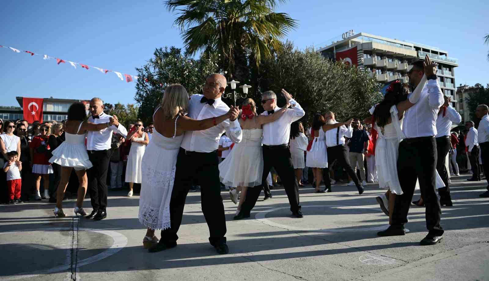 Kuşadası’nda Cumhuriyet’in kuruluşunun 101’inci yılına özel vals
