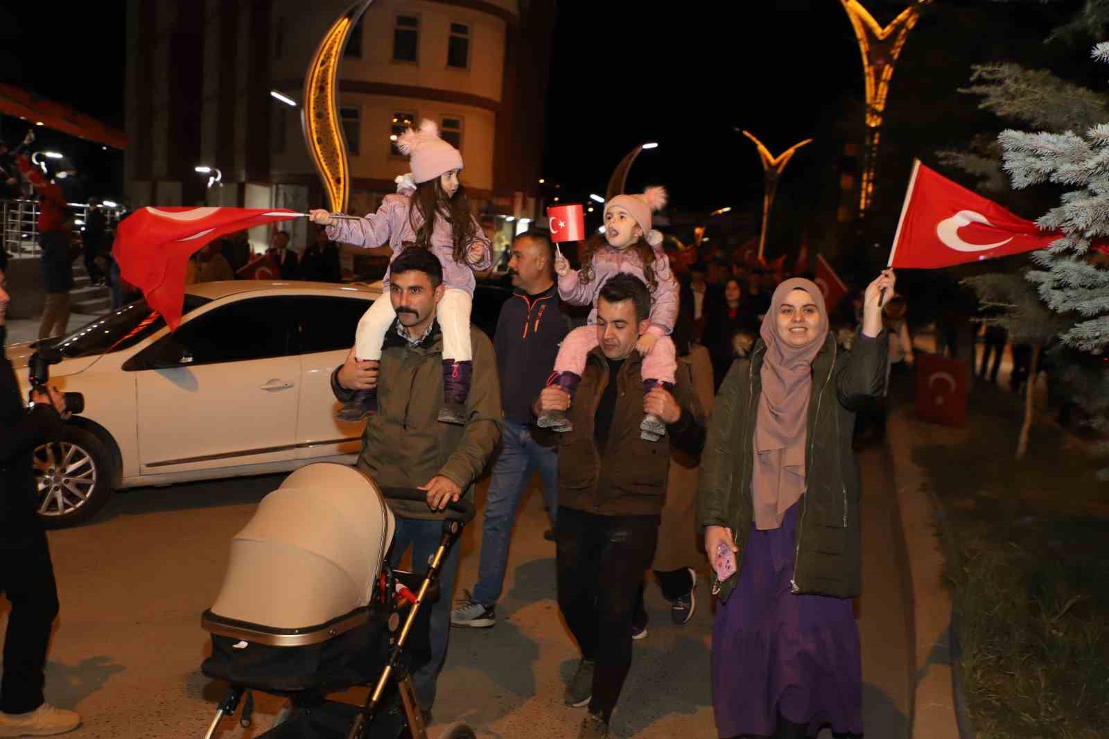 Hakkari’de 29 Ekim kortej yürüyüşüne yoğun ilgi
