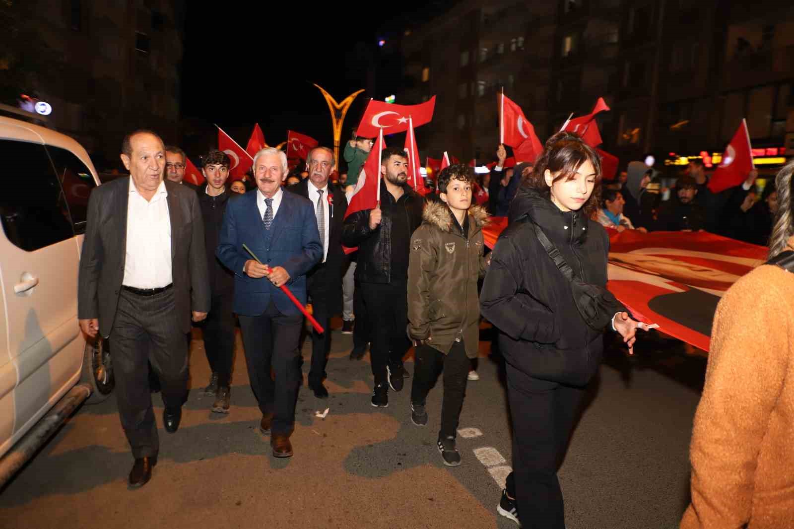 Hakkari’de 29 Ekim kortej yürüyüşüne yoğun ilgi
