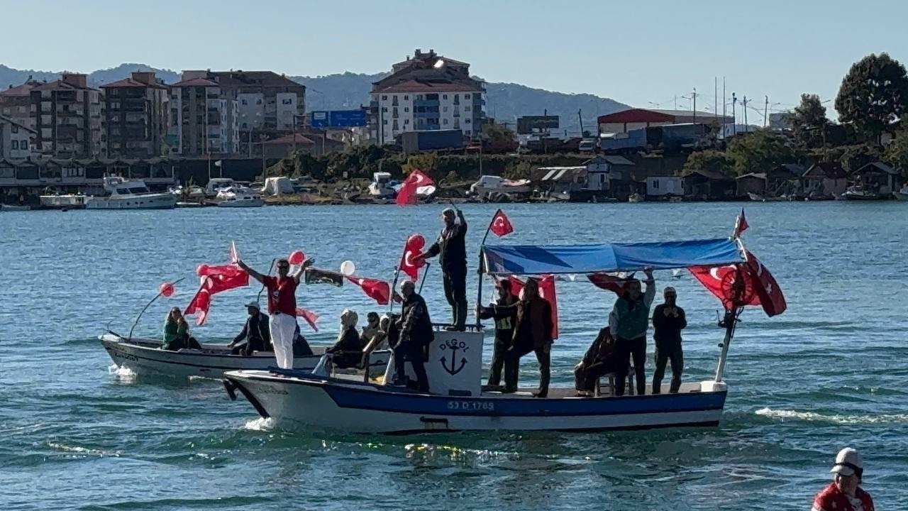 Cumhuriyet için denizi kayıklarla doldurdular
