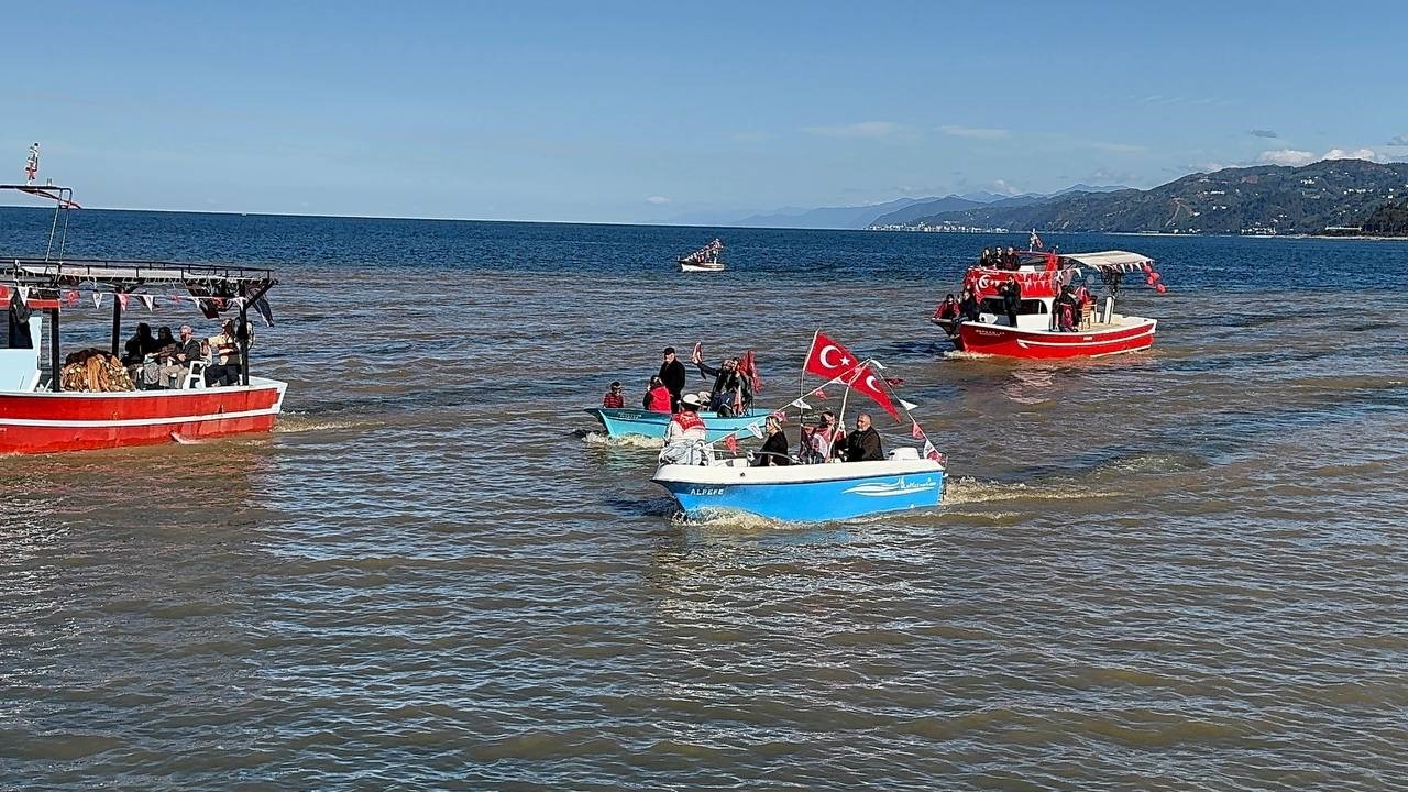 Cumhuriyet için denizi kayıklarla doldurdular
