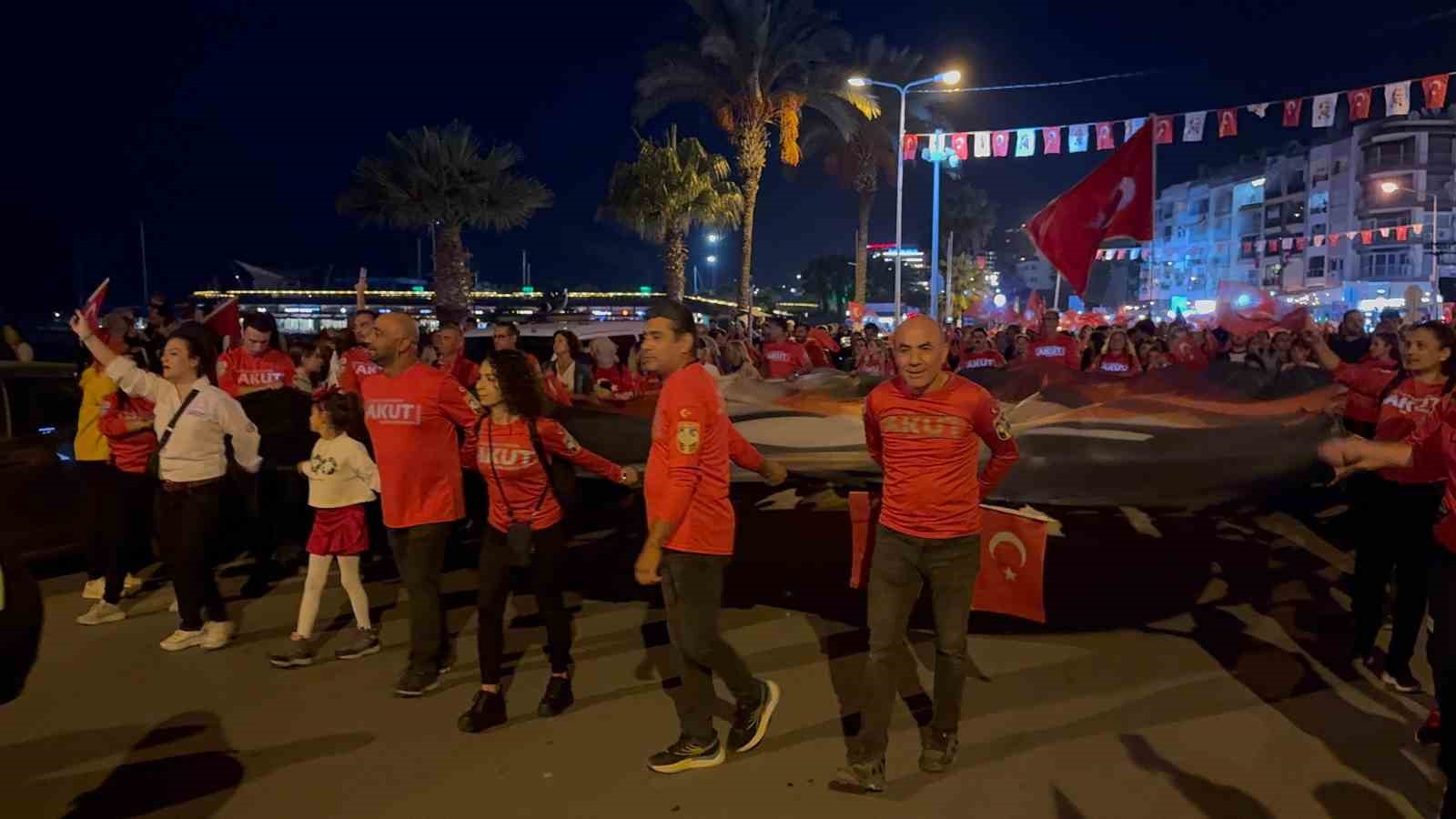 Kuşadası’nda dev Türk bayrağıyla ’Cumhuriyet’ için yürüdüler
