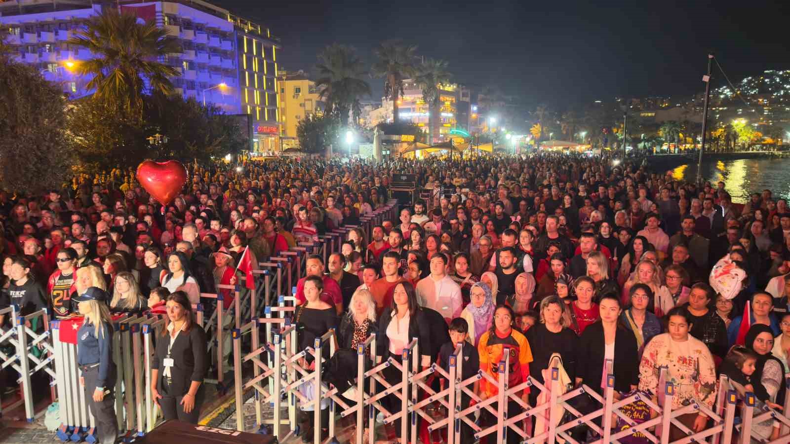 Kuşadası’nda dev Türk bayrağıyla ’Cumhuriyet’ için yürüdüler
