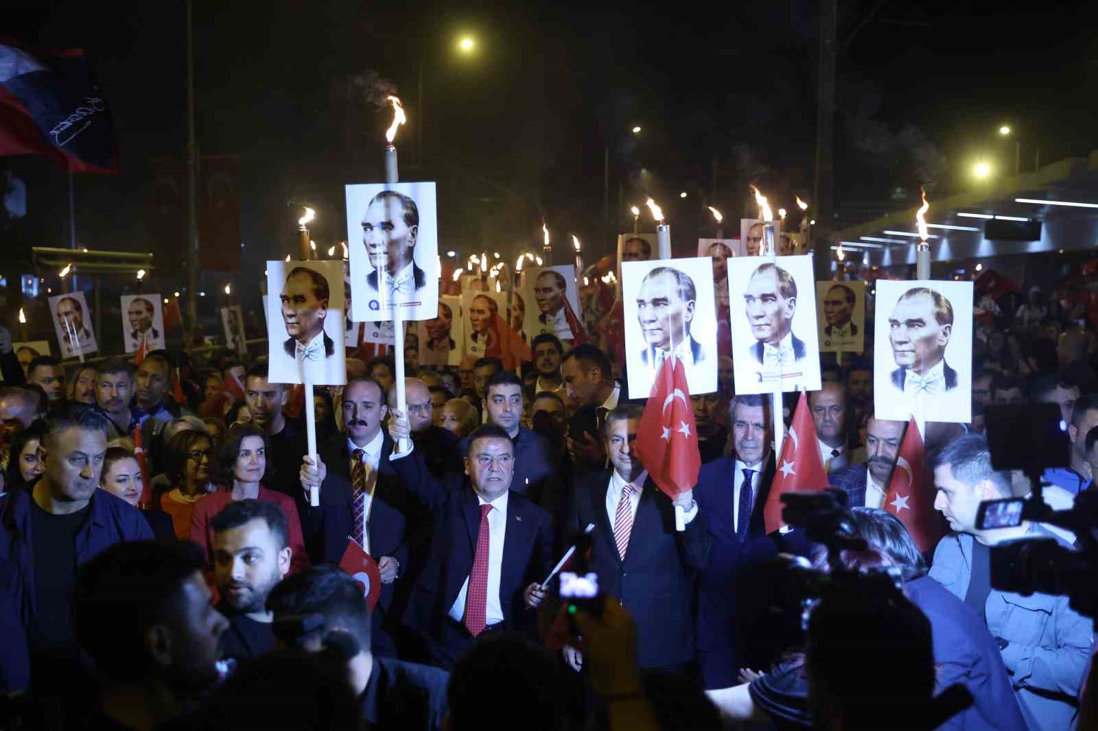 Antalya’da Kenan Doğulu rüzgarı esti, fener alayına binlerce kişi katıldı
