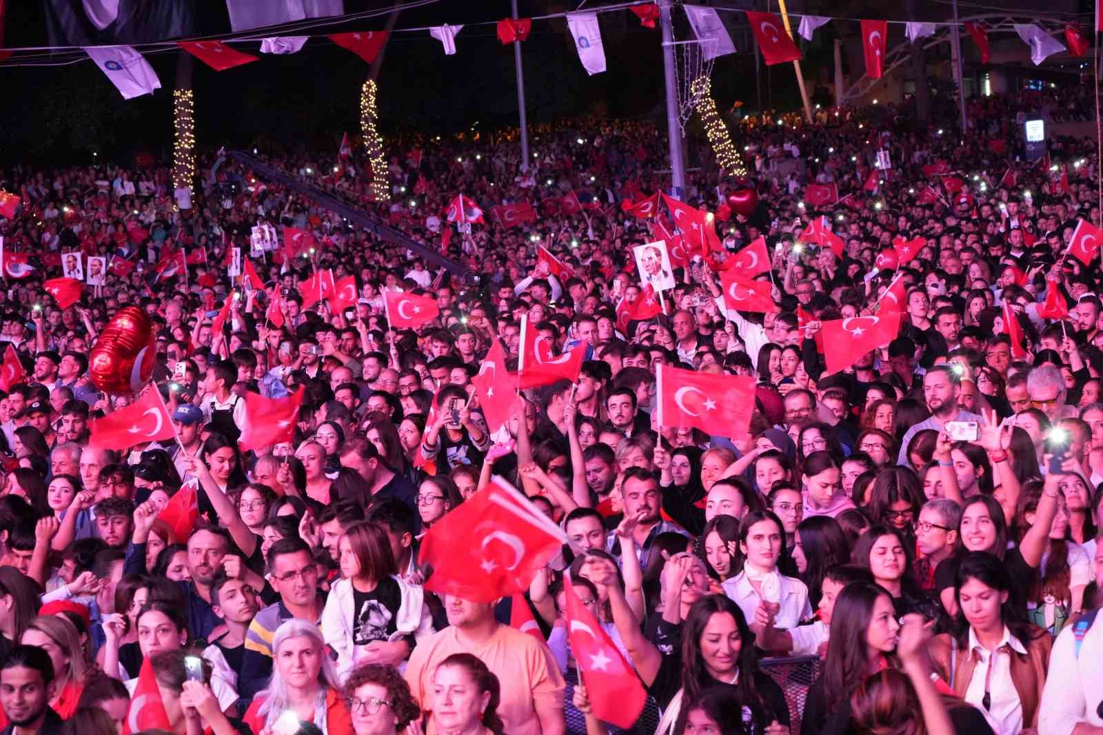 Antalya’da Kenan Doğulu rüzgarı esti, fener alayına binlerce kişi katıldı
