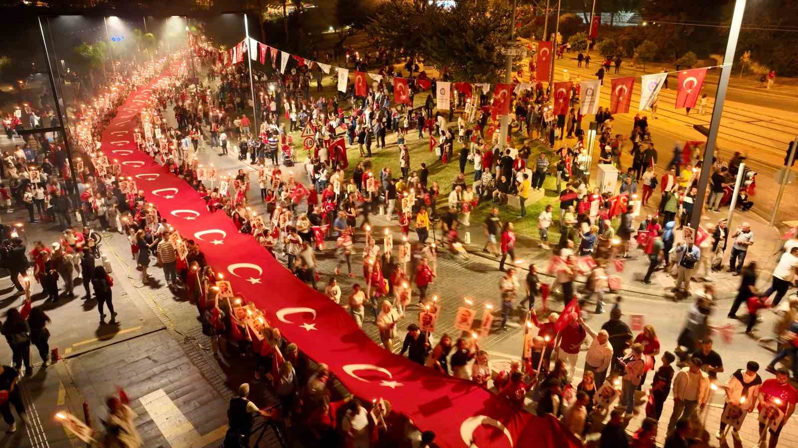 Antalya’da Kenan Doğulu rüzgarı esti, fener alayına binlerce kişi katıldı
