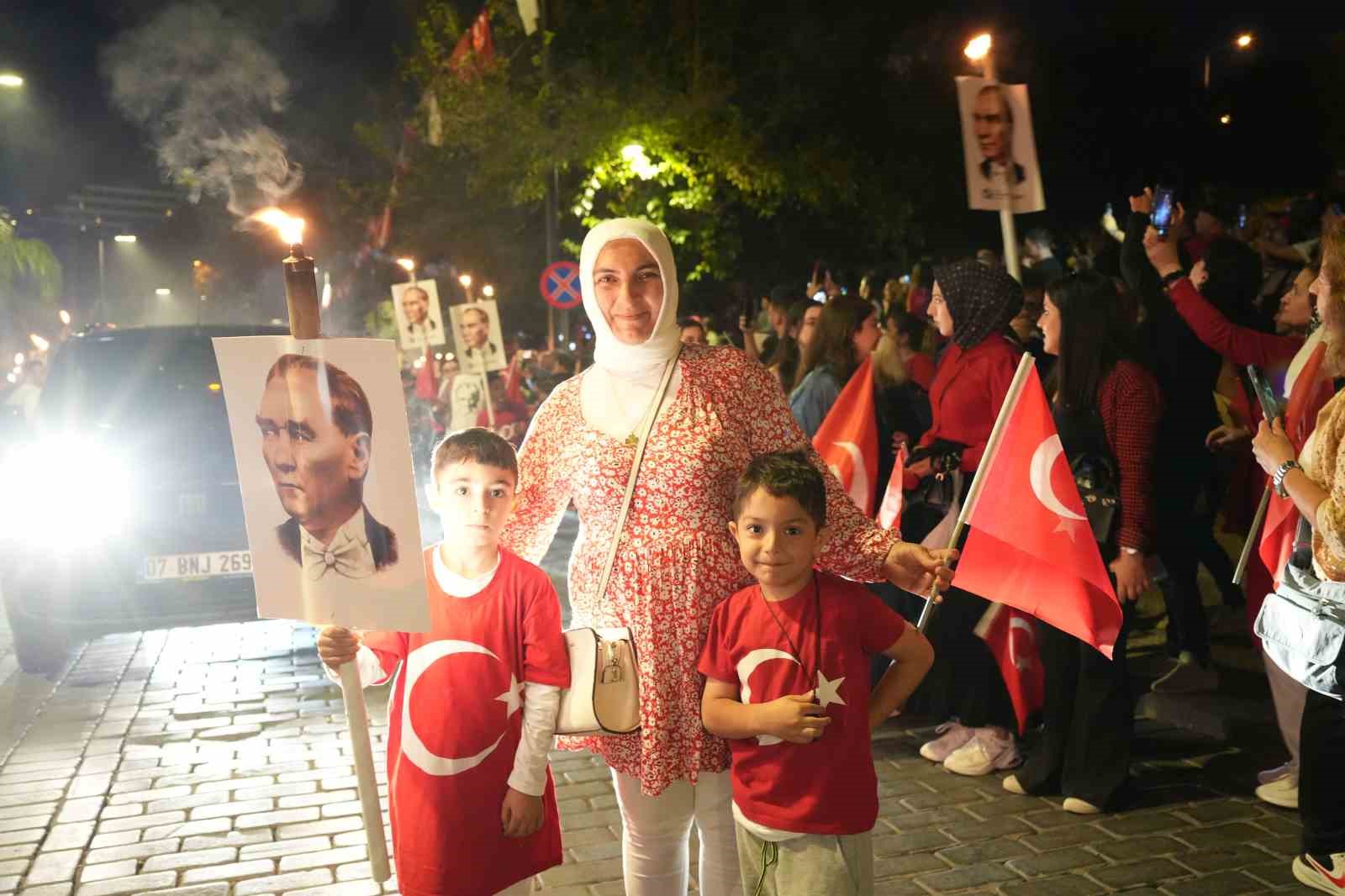 Antalya’da Kenan Doğulu rüzgarı esti, fener alayına binlerce kişi katıldı
