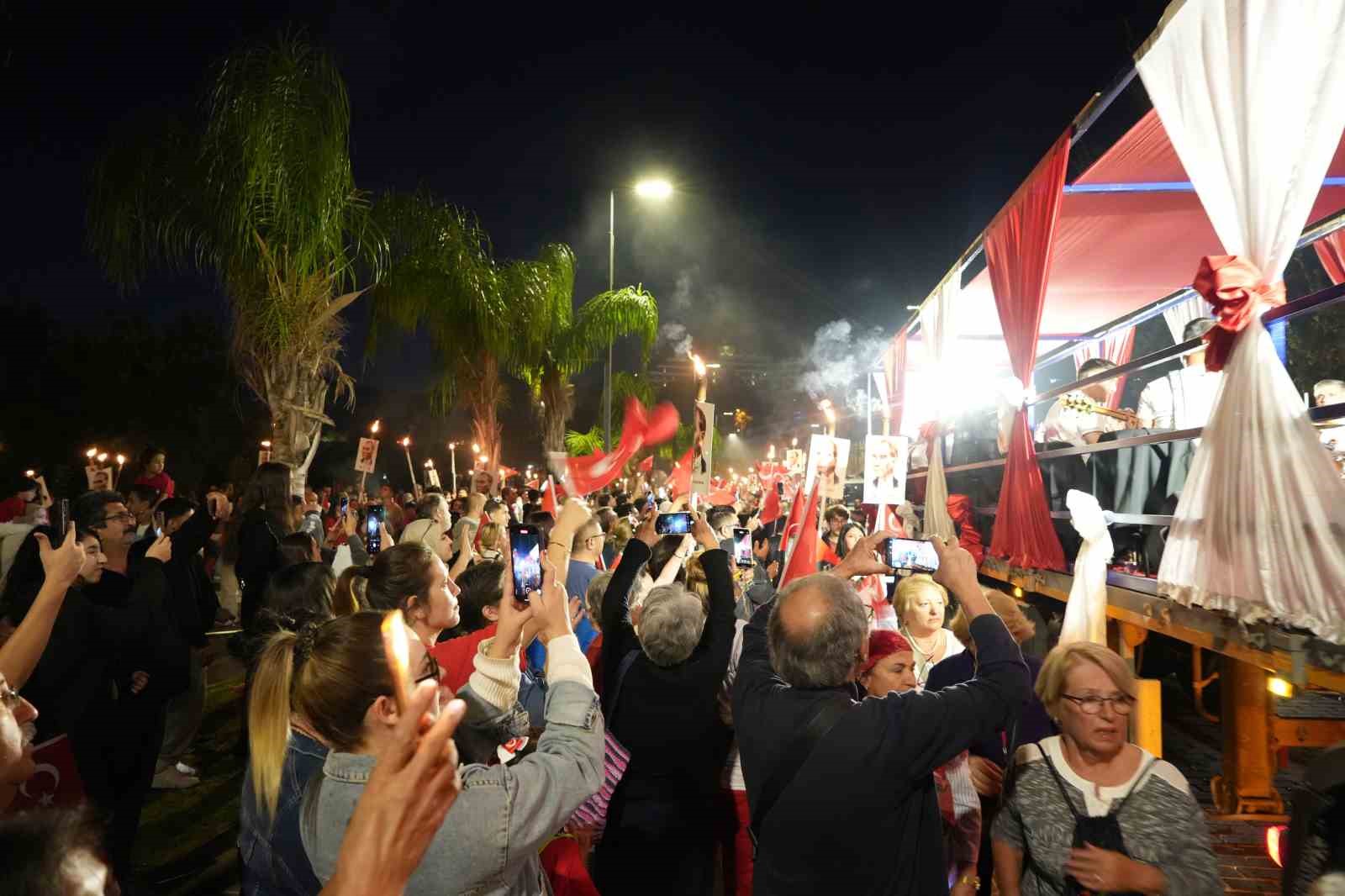 Antalya’da Kenan Doğulu rüzgarı esti, fener alayına binlerce kişi katıldı
