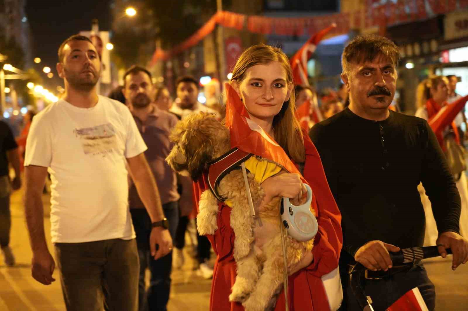 Antalya’da Kenan Doğulu rüzgarı esti, fener alayına binlerce kişi katıldı
