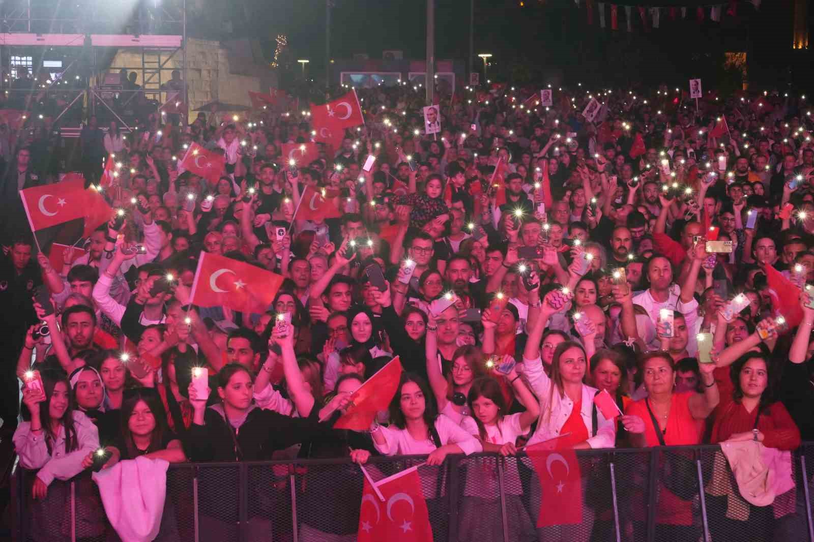 Antalya’da Kenan Doğulu rüzgarı esti, fener alayına binlerce kişi katıldı
