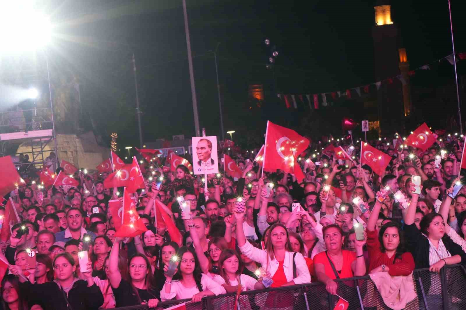 Antalya’da Kenan Doğulu rüzgarı esti, fener alayına binlerce kişi katıldı
