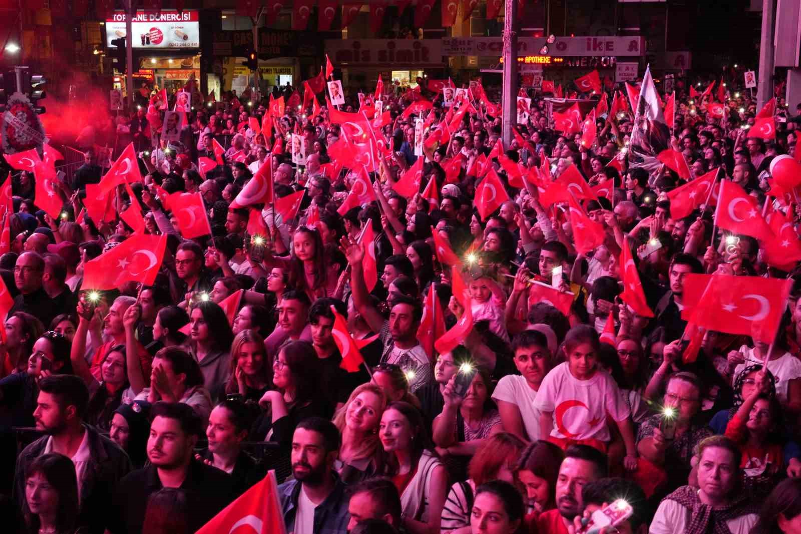 Antalya’da Kenan Doğulu rüzgarı esti, fener alayına binlerce kişi katıldı
