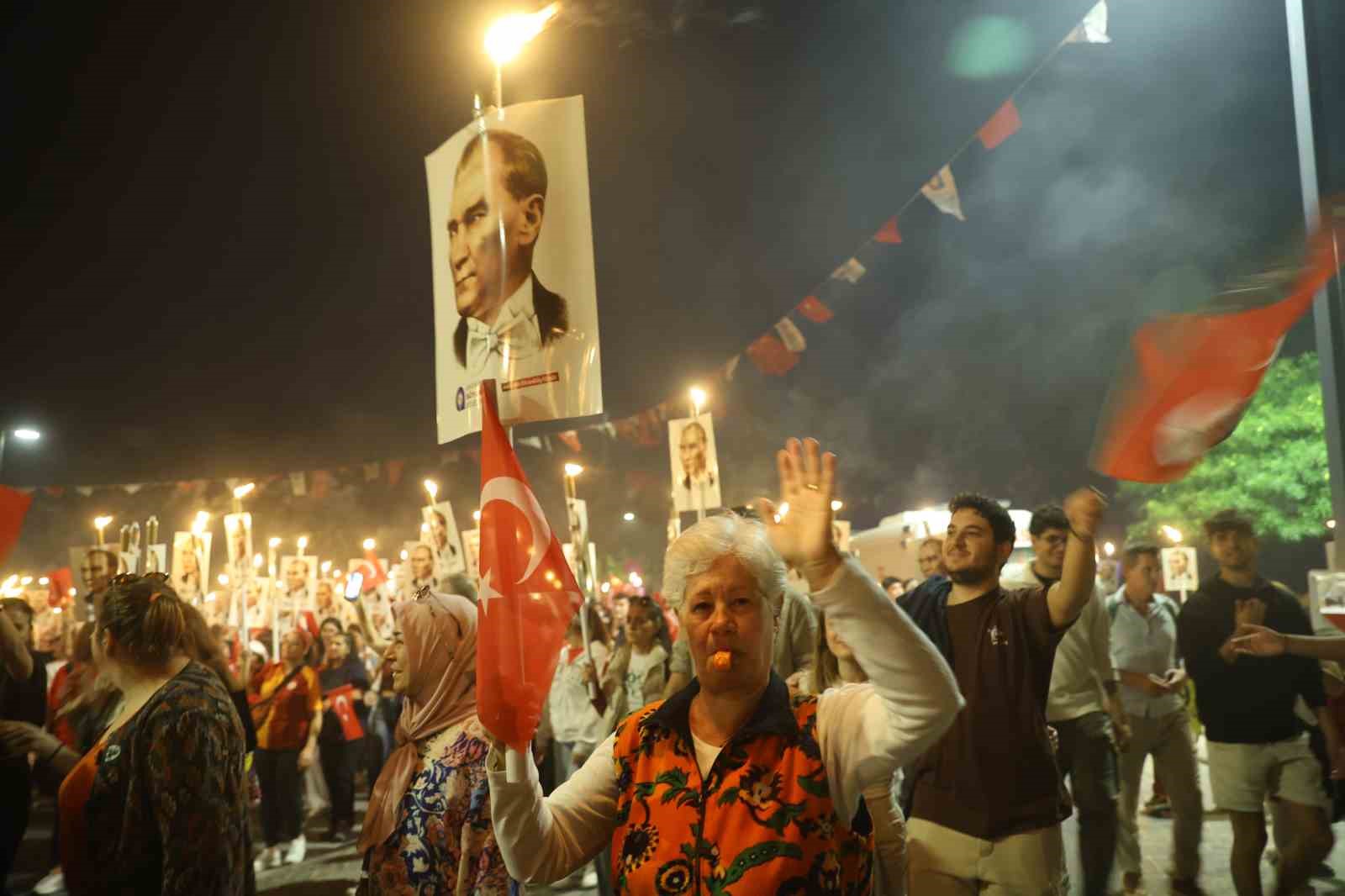 Antalya’da Kenan Doğulu rüzgarı esti, fener alayına binlerce kişi katıldı
