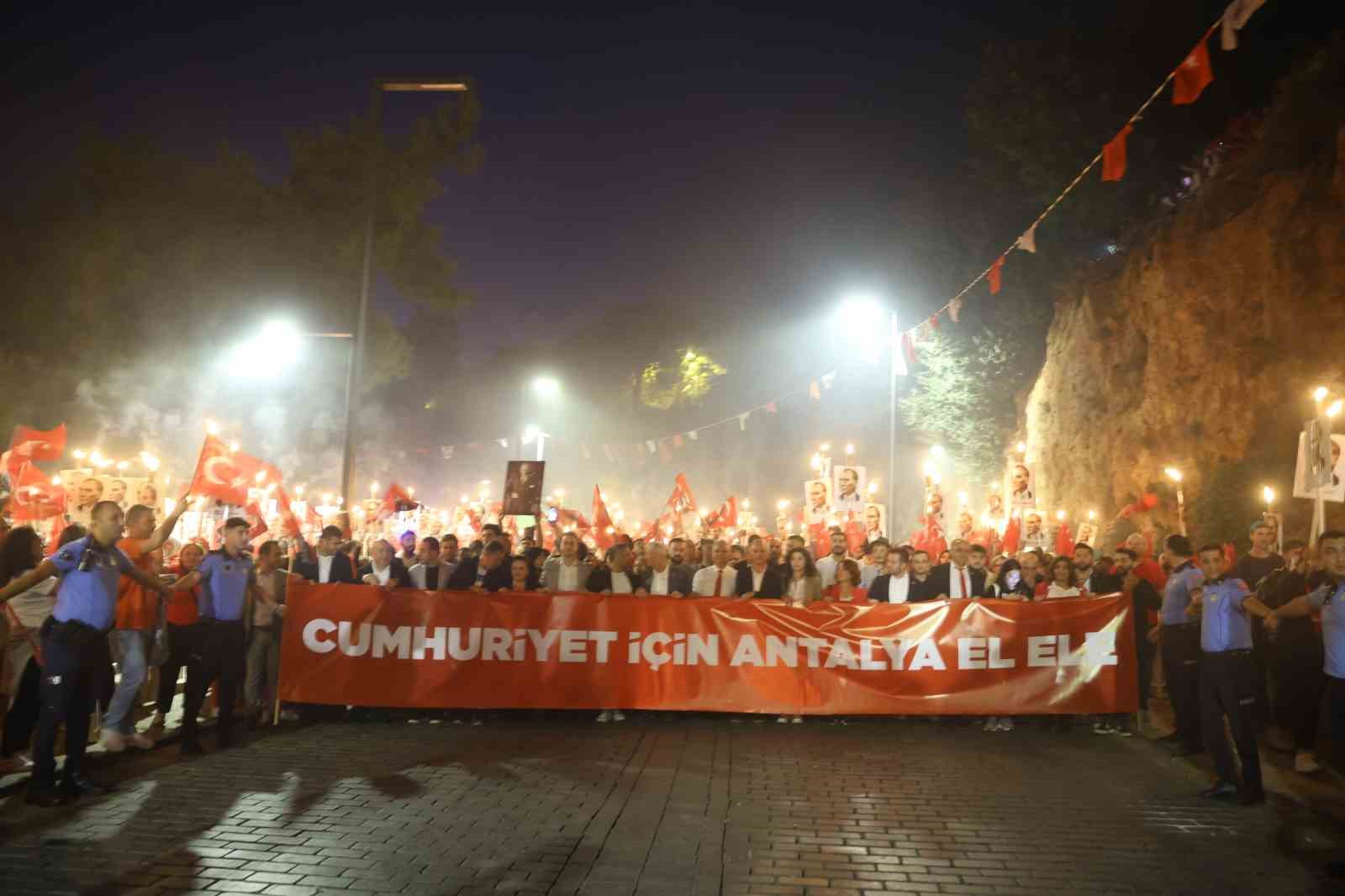 Antalya’da Kenan Doğulu rüzgarı esti, fener alayına binlerce kişi katıldı
