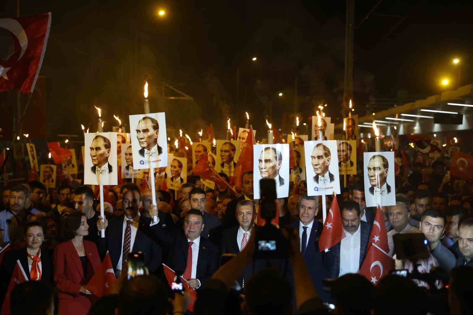 Antalya’da Kenan Doğulu rüzgarı esti, fener alayına binlerce kişi katıldı
