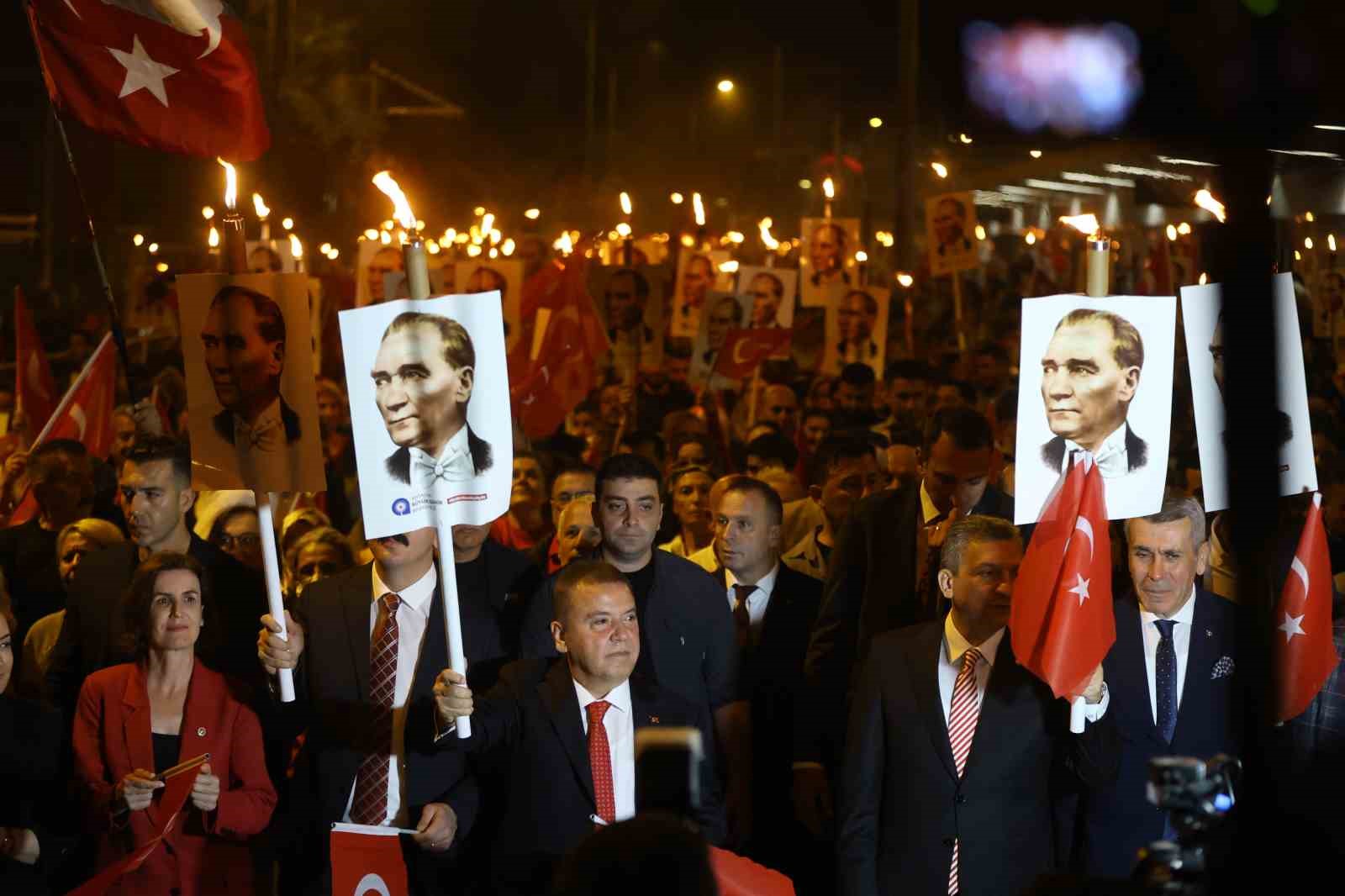 Antalya’da Kenan Doğulu rüzgarı esti, fener alayına binlerce kişi katıldı
