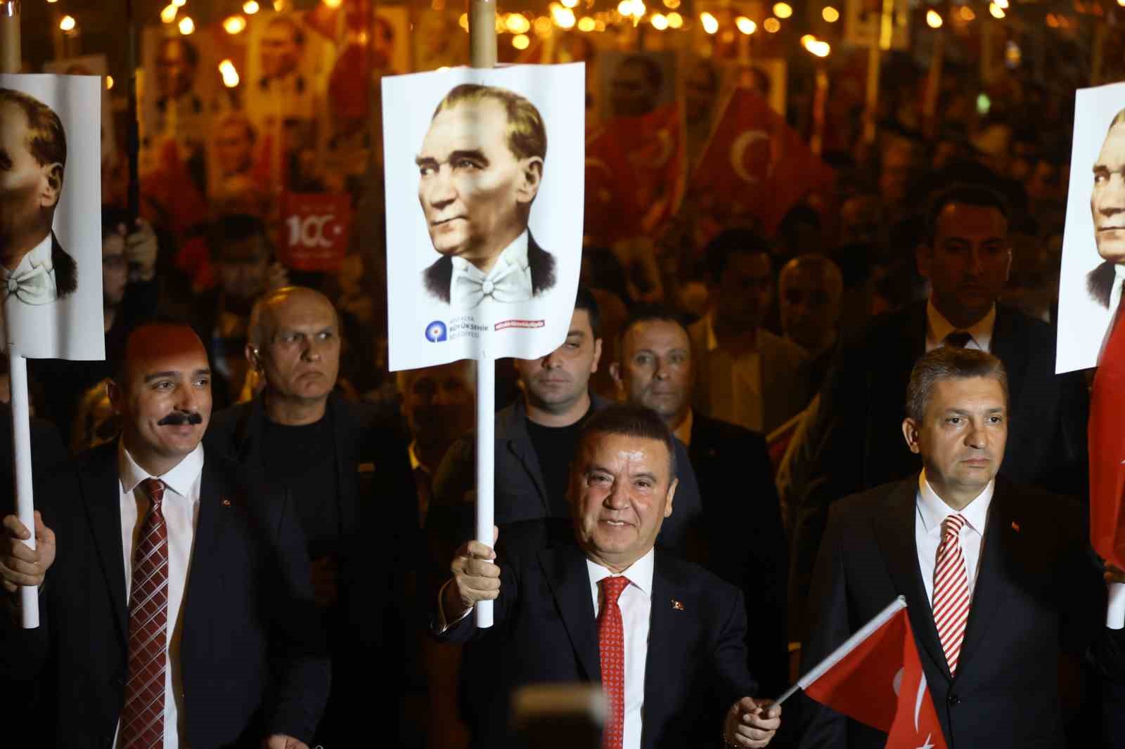 Antalya’da Kenan Doğulu rüzgarı esti, fener alayına binlerce kişi katıldı
