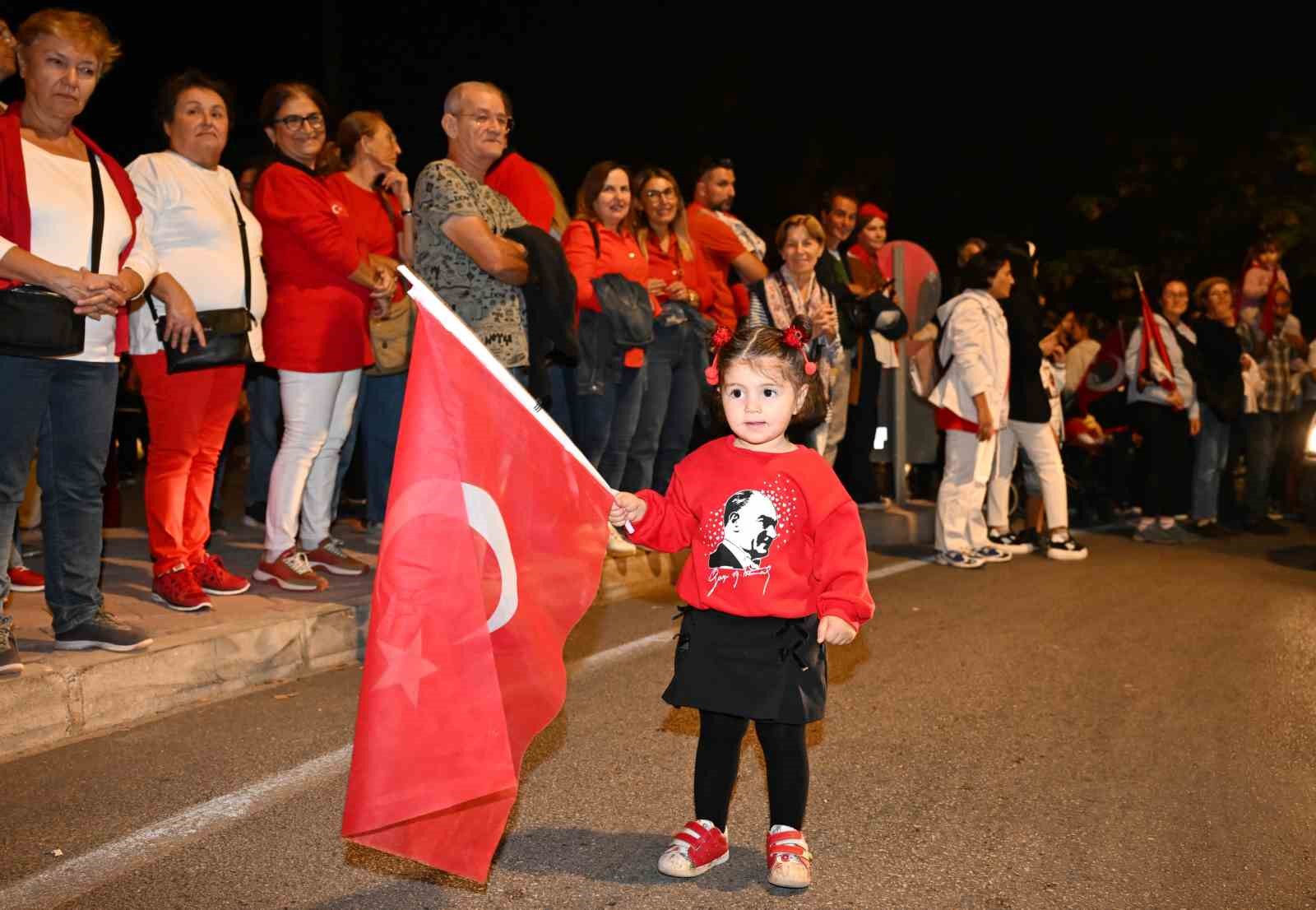 Antalya’da Kenan Doğulu rüzgarı esti, fener alayına binlerce kişi katıldı
