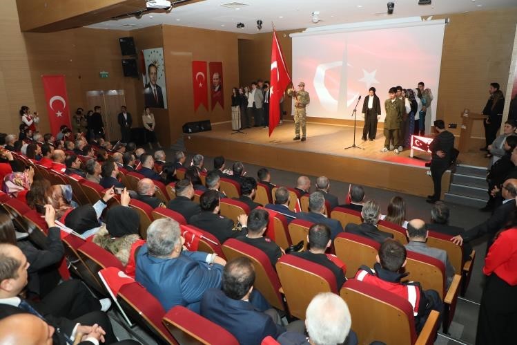 Şiirleri Cumhuriyet için okudular, ayakta alkışlandılar
