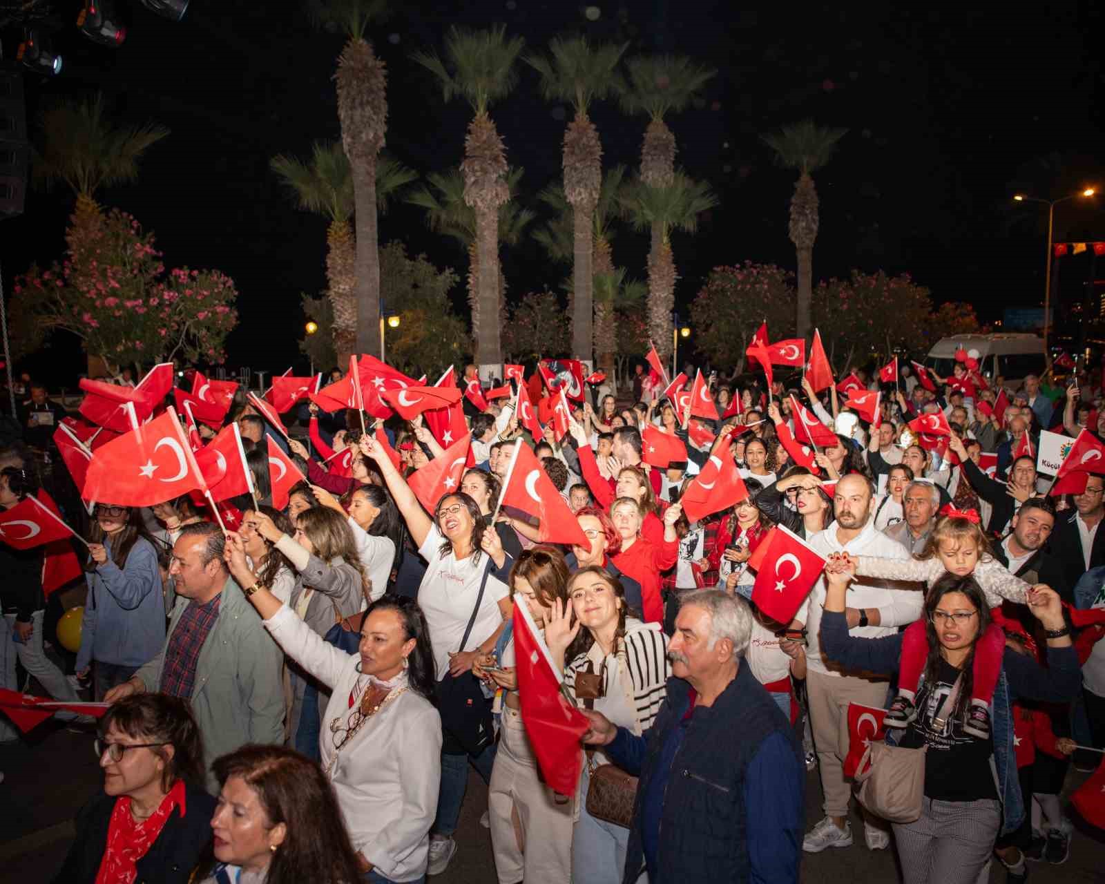 Kuşadası’nda on binler Cumhuriyet için yürüdü
