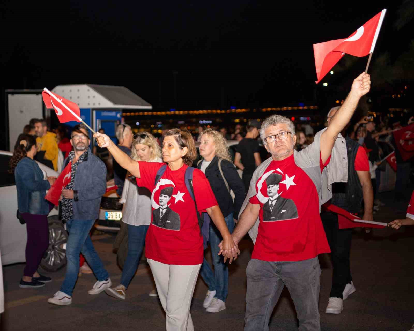 Kuşadası’nda on binler Cumhuriyet için yürüdü
