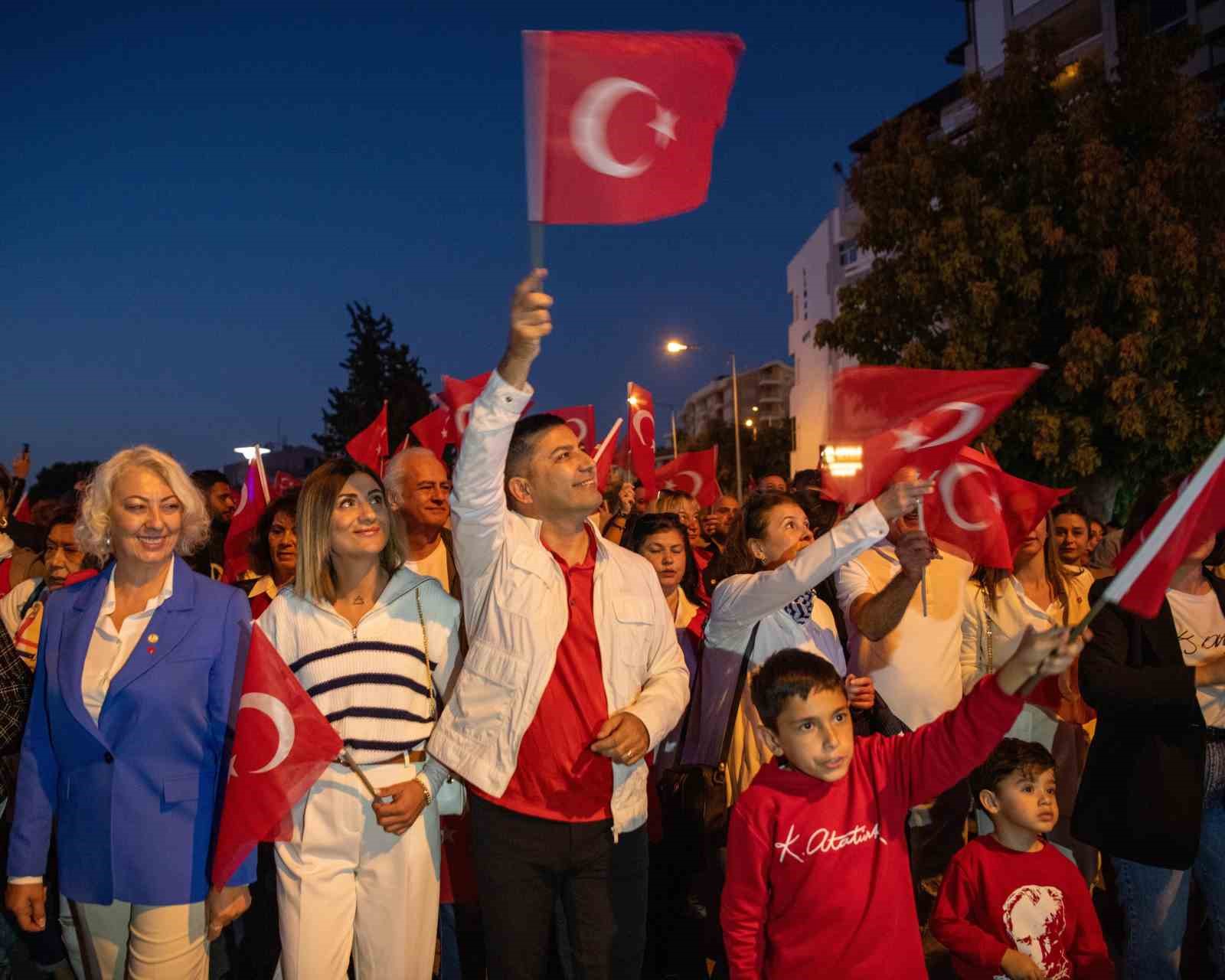 Kuşadası’nda on binler Cumhuriyet için yürüdü
