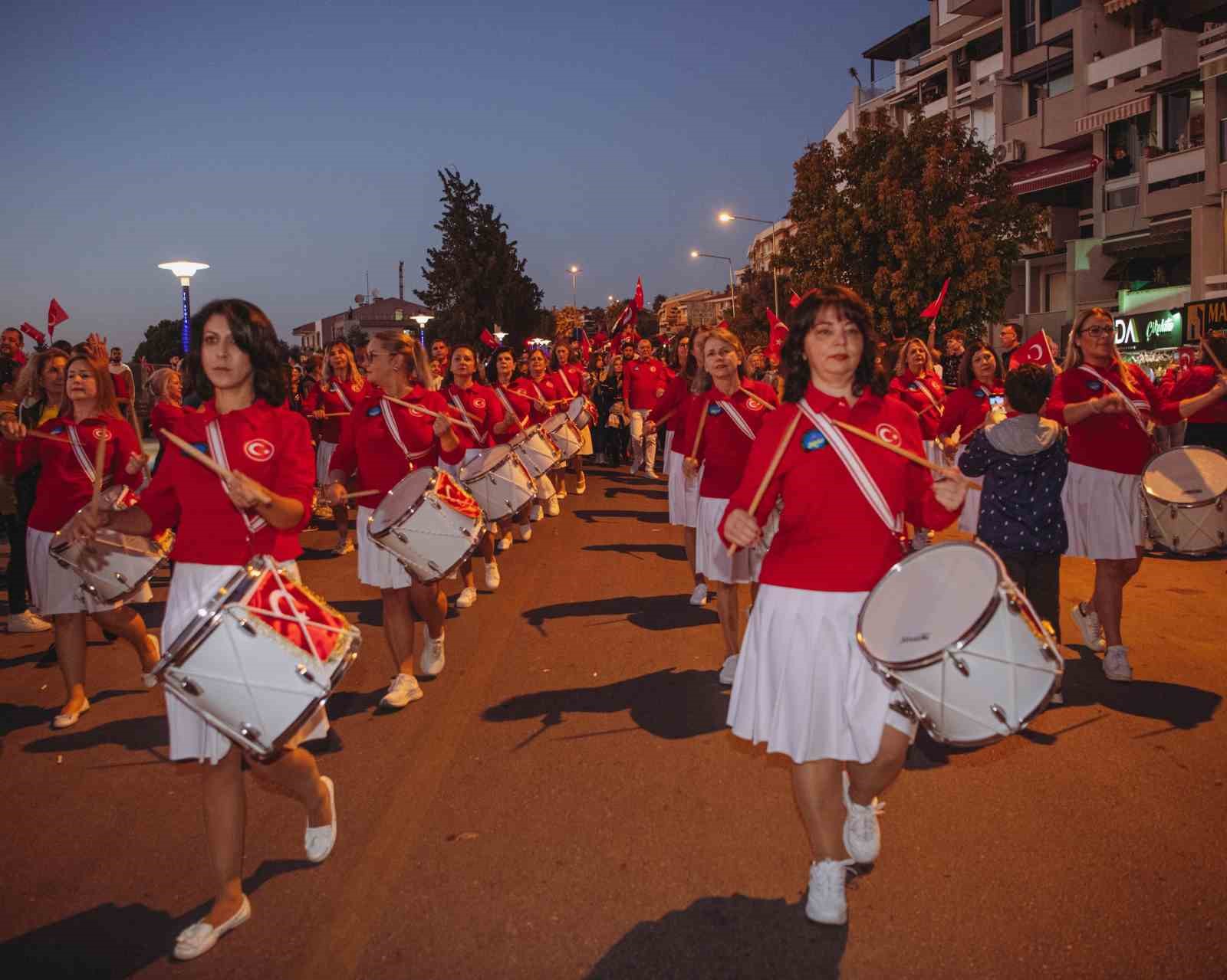 Kuşadası’nda on binler Cumhuriyet için yürüdü
