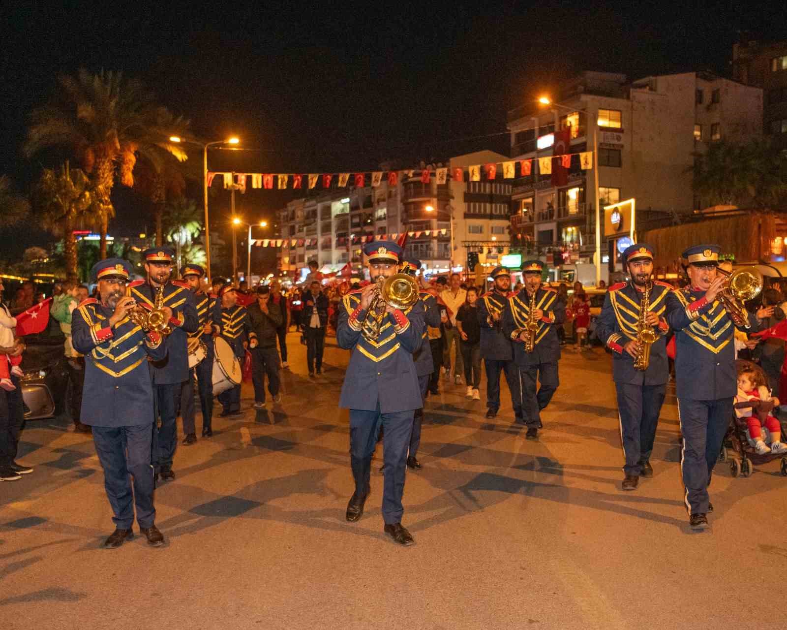 Kuşadası’nda on binler Cumhuriyet için yürüdü
