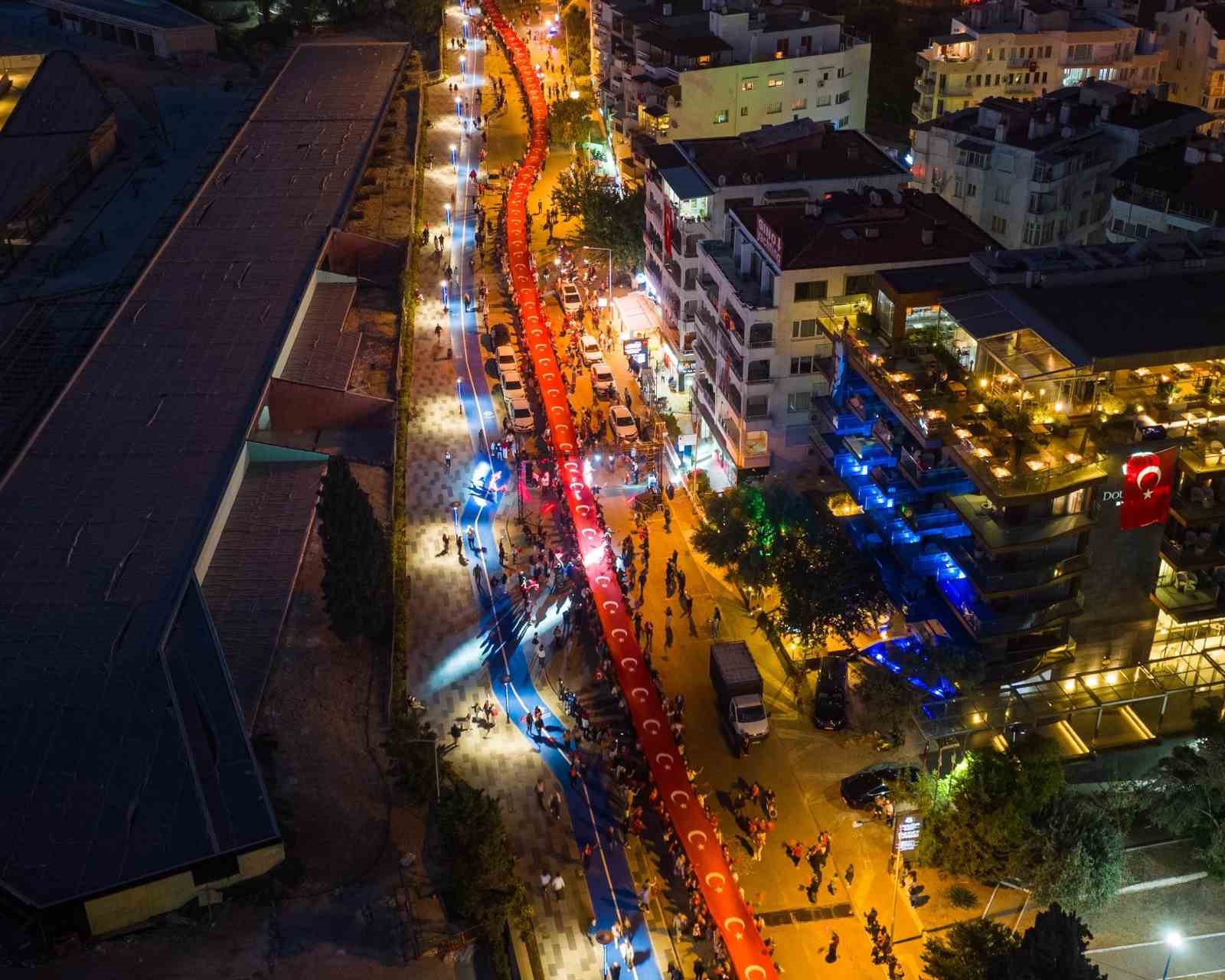 Kuşadası’nda on binler Cumhuriyet için yürüdü
