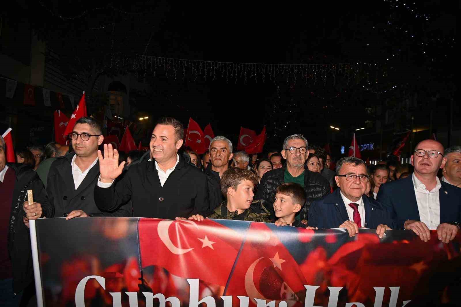 Balıkesir’de Cumhuriyet coşkusu sokaklara sığmadı
