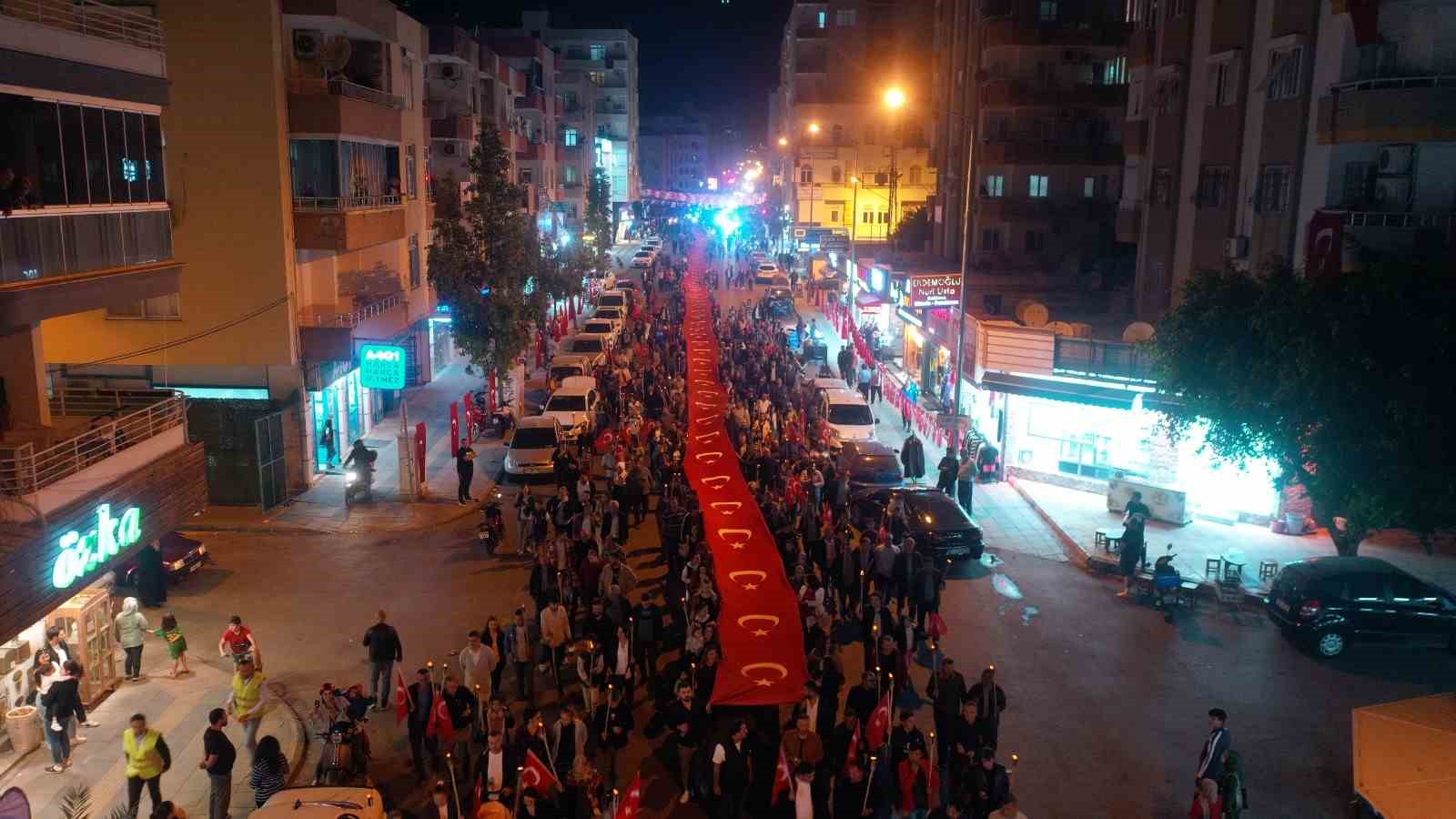 Mersin Erdemli’de binlerce kişi meşaleli bayrak yürüyüşüne katıldı
