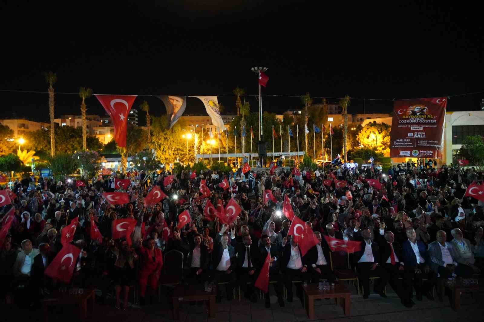 Mersin Erdemli’de binlerce kişi meşaleli bayrak yürüyüşüne katıldı
