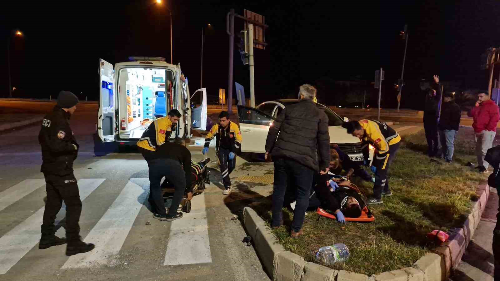 Kontrolden çıkan otomobil yaya kaldırımına çıktı: 2 yaralı
