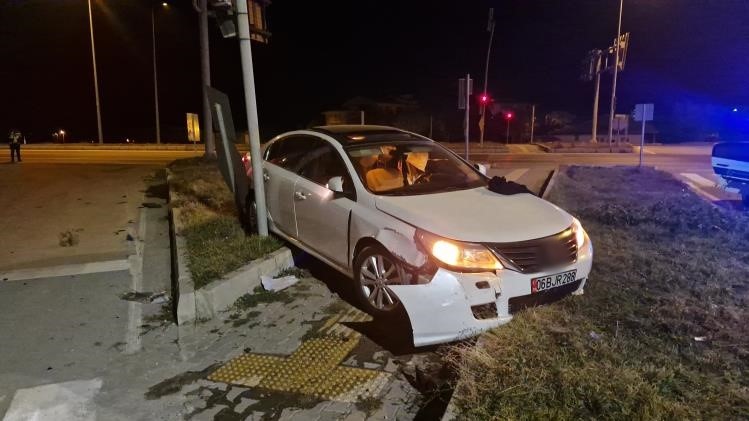 Kontrolden çıkan otomobil yaya kaldırımına çıktı: 2 yaralı
