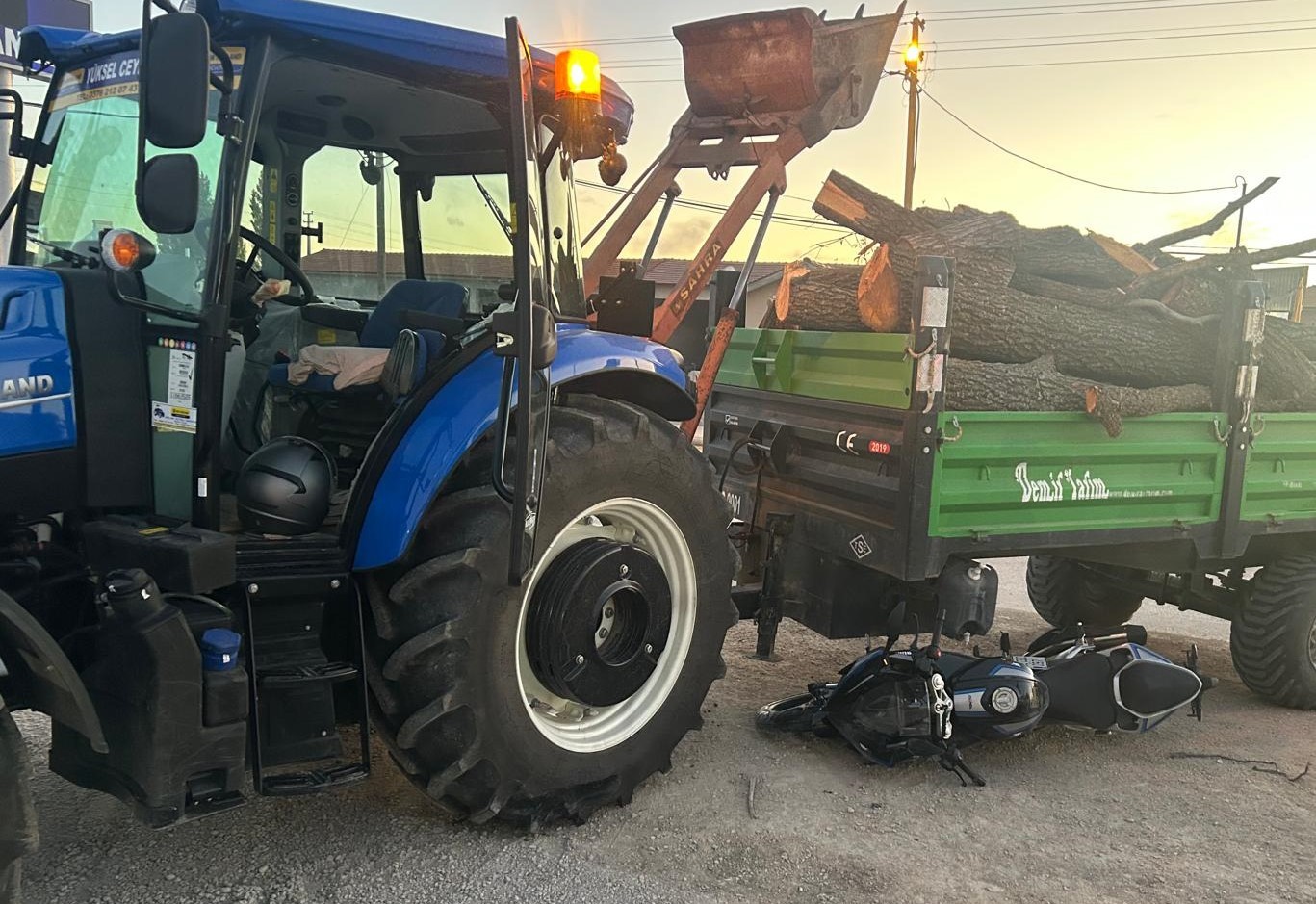 Traktöre çarpan motosikletin sürücüsü ölümden döndü
