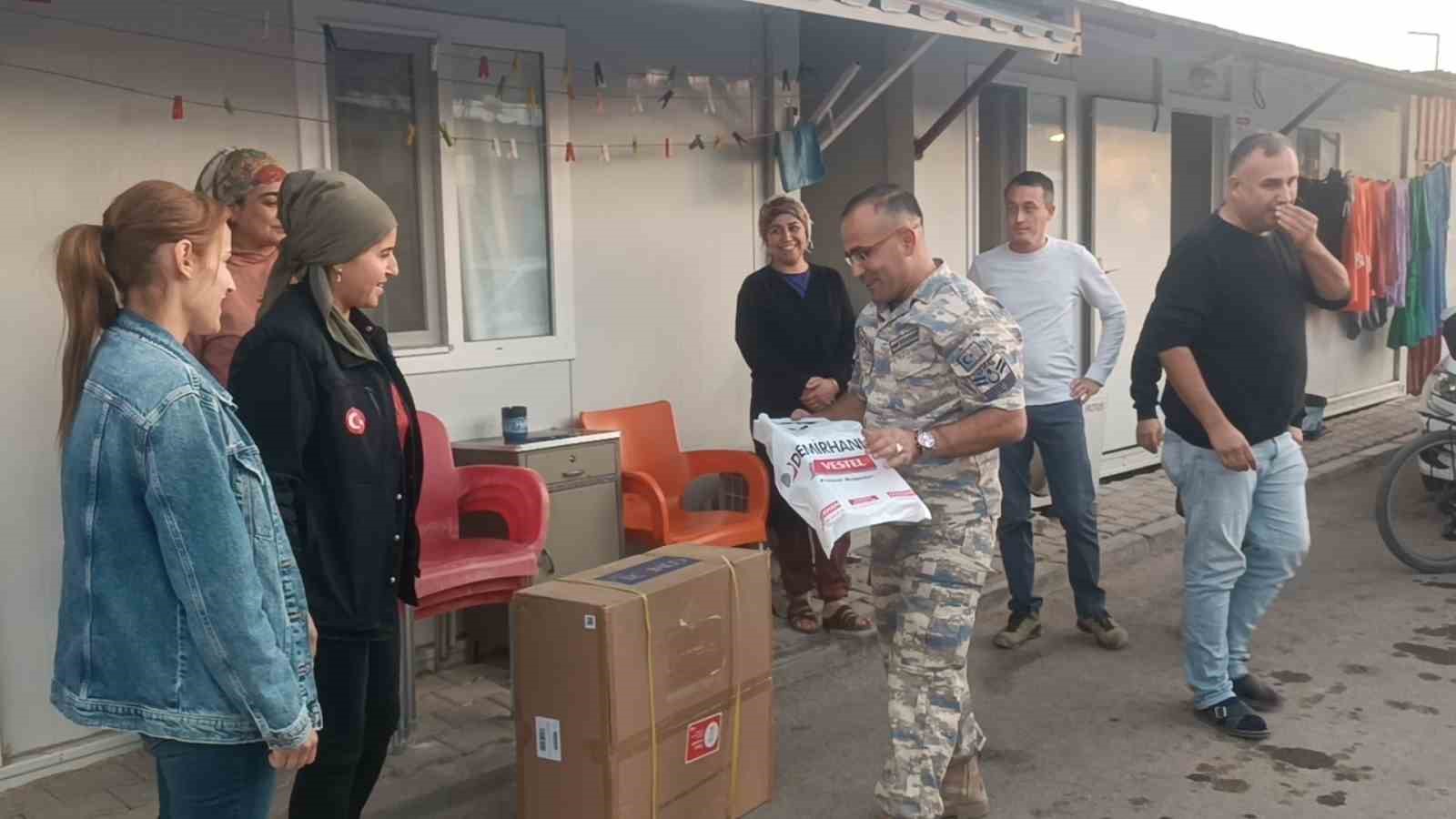 Depremzede serebral palsili Bekir’in ’Mercedes’ini asker ağabeyleri hediye etti
