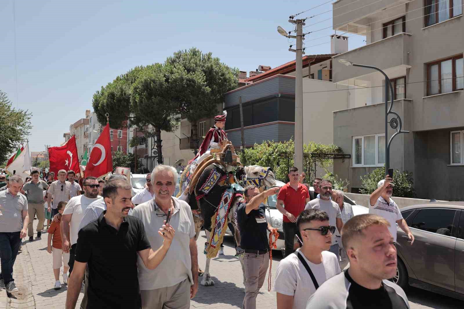 Milyonluk lüks araba ile değil milyonluk güreş devesi ile sünnet konvoyu
