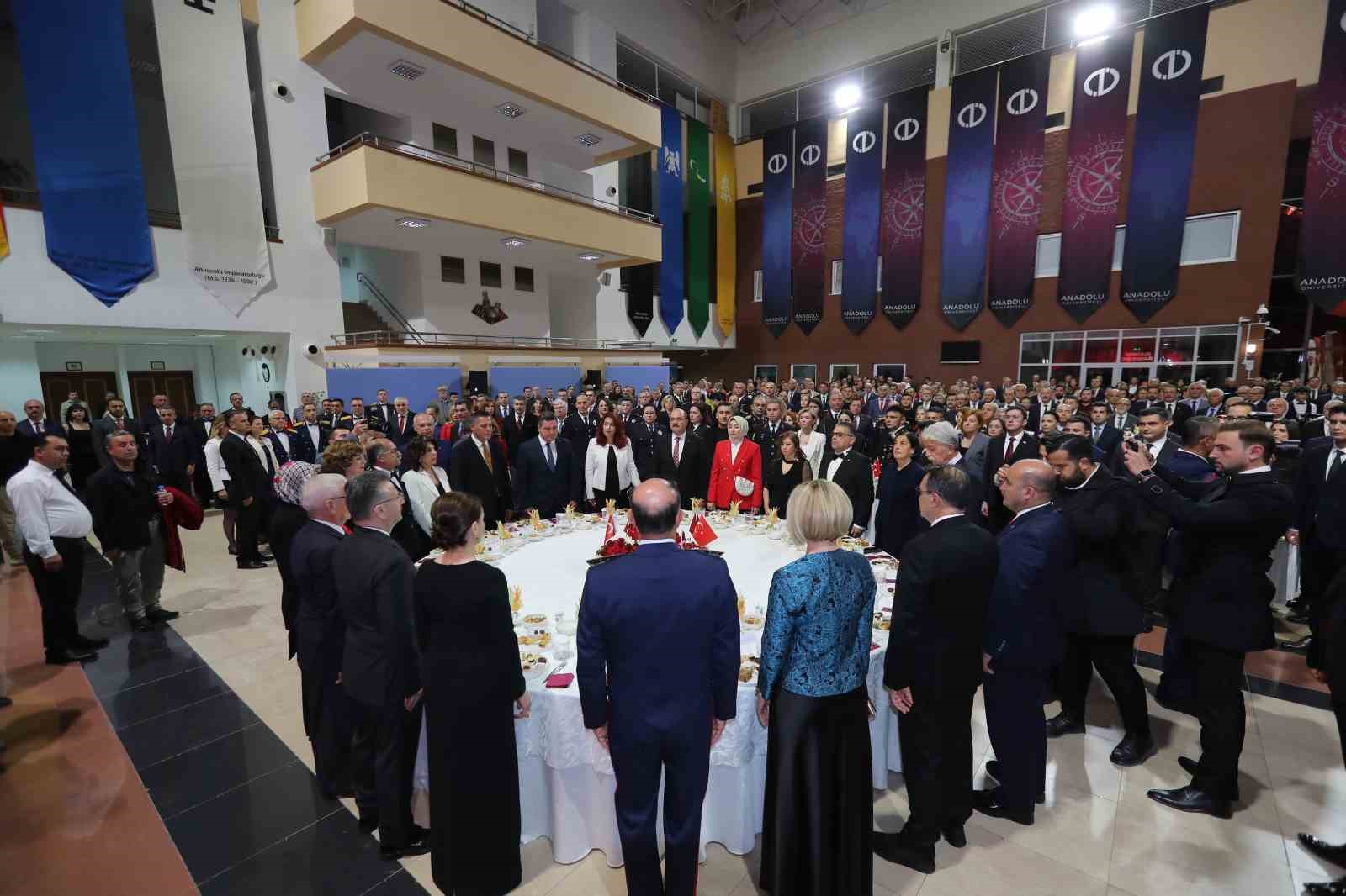 Vali Aksoy ve eşi Cumhuriyet Bayramı dolayısıyla kabul töreni gerçekleştirdi
