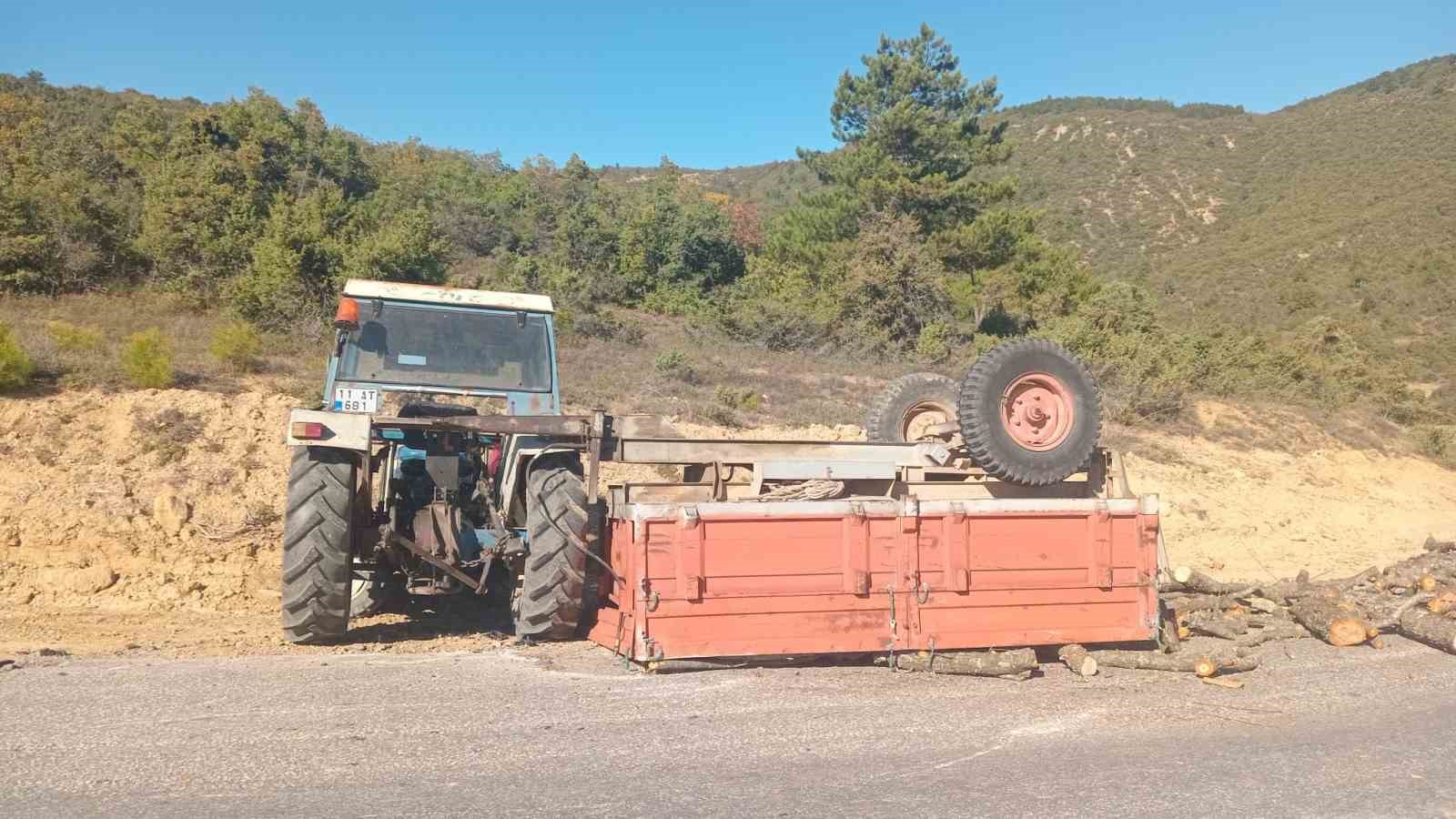 Bilecik’te seyir halindeki traktör römorku devrilirken, sürücüsü yaralandı
