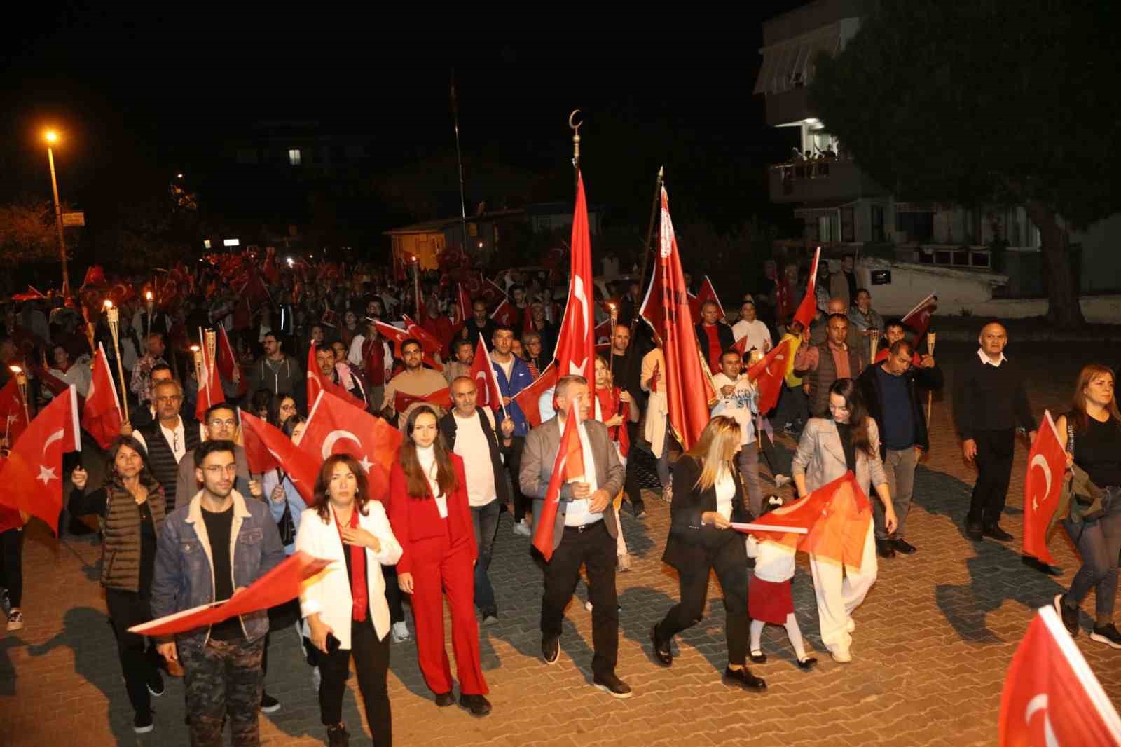 Güzelbahçe’de ‘Sen Cumhuriyet’ tiyatro oyunu sergilendi
