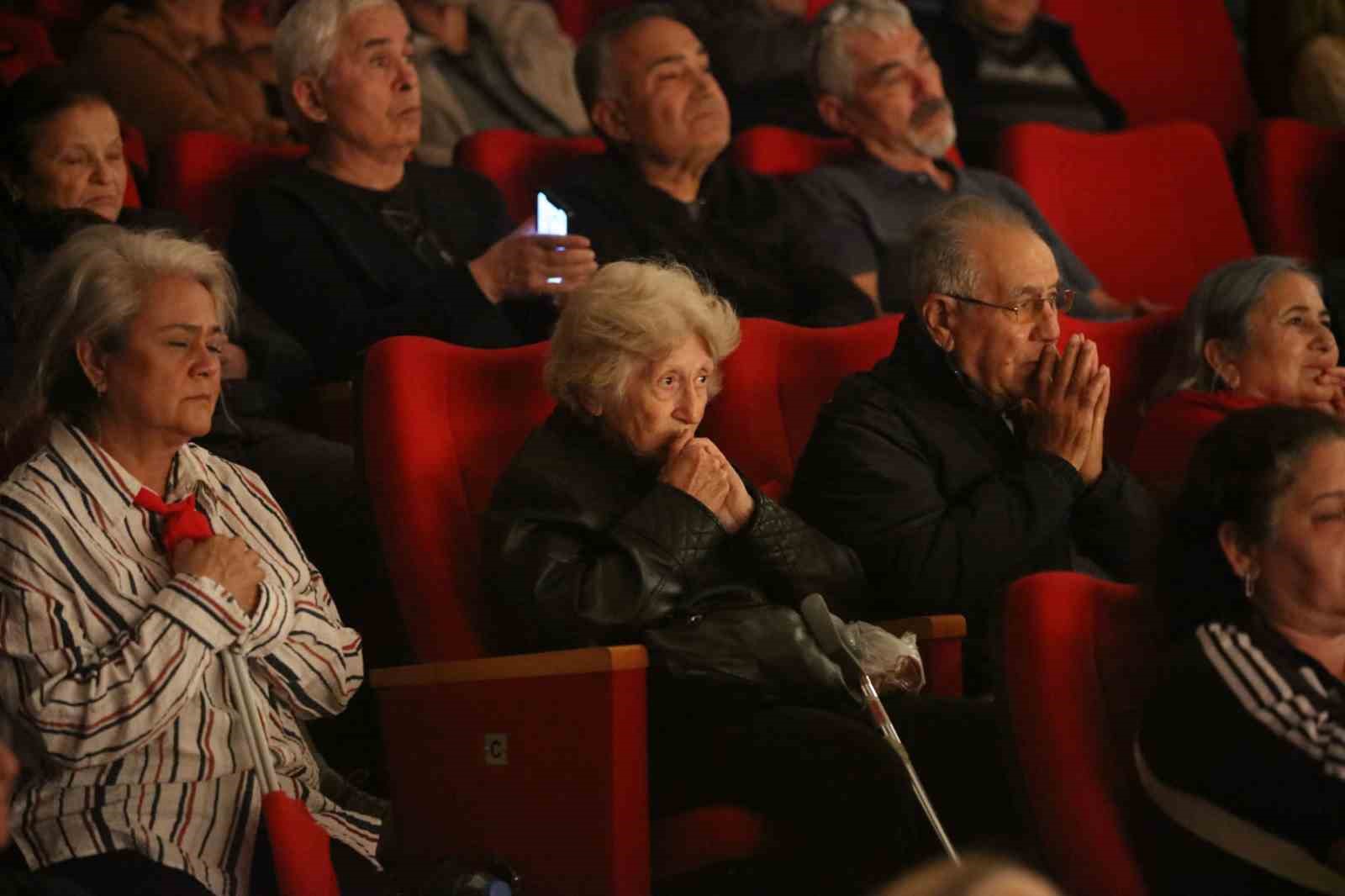 Güzelbahçe’de ‘Sen Cumhuriyet’ tiyatro oyunu sergilendi
