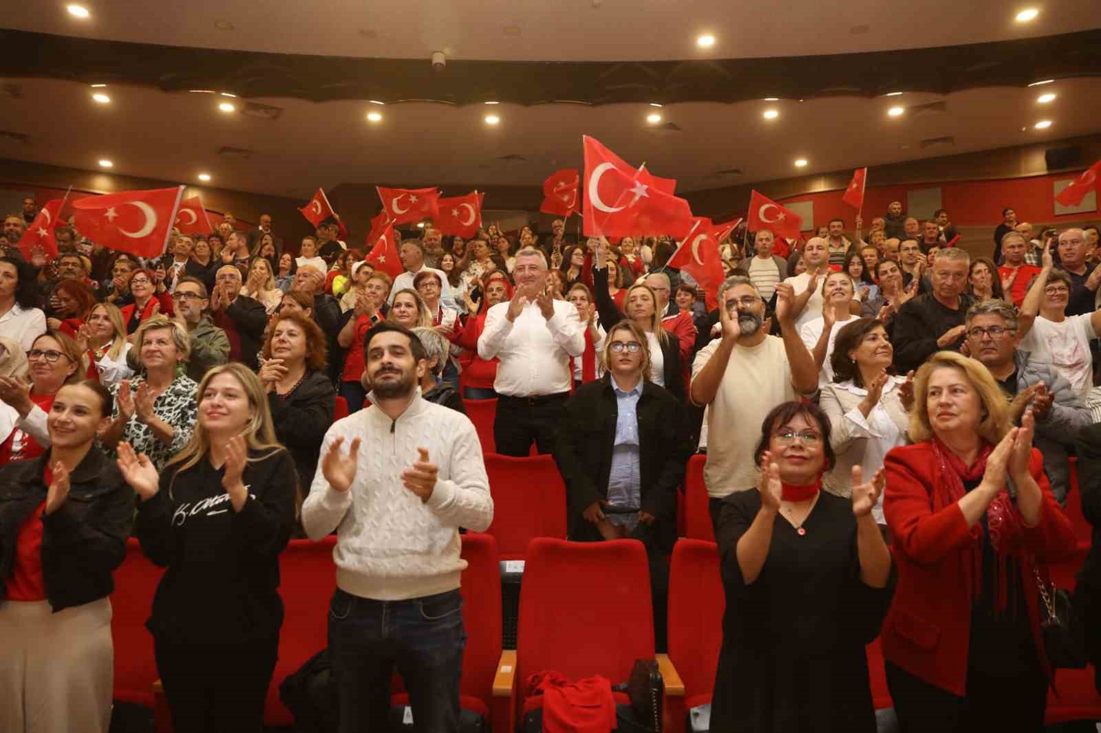 Güzelbahçe’de ‘Sen Cumhuriyet’ tiyatro oyunu sergilendi
