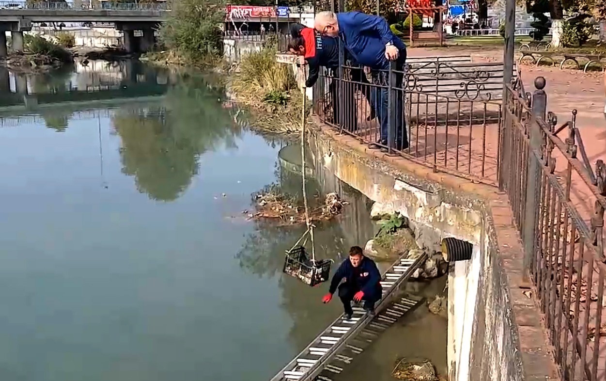 Çaya düşen kedinin yardım çağrısına itfaiye yetişti
