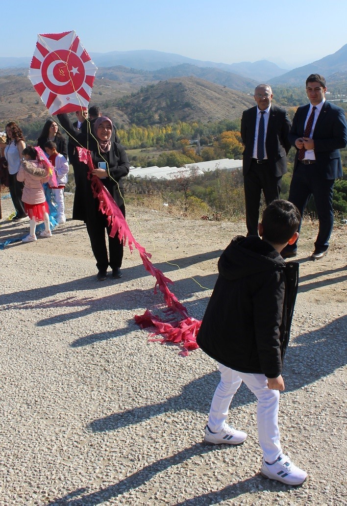 Cumhuriyetin 101’nci yılına özel çocuklara 101 adet uçurtma dağıtıldı
