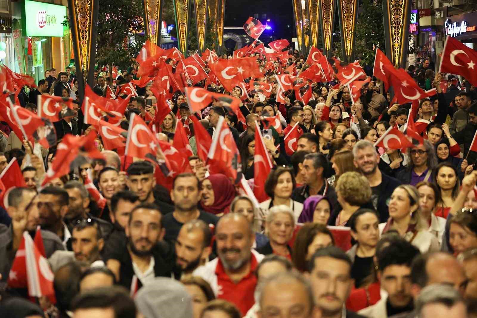 Menemen’de binler, cumhuriyet aşkıyla yürüdü
