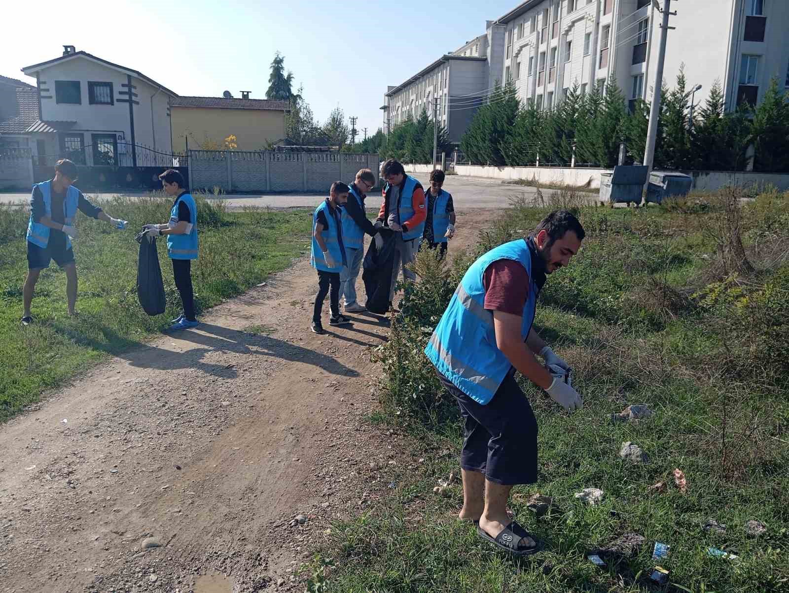 Yaşadıkları alanı temizlediler
