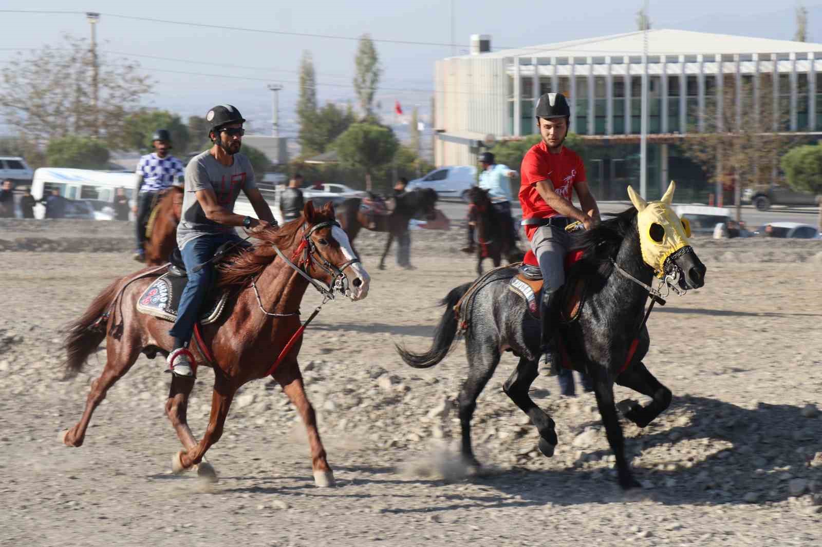 Honaz’da rahvan atlar, Cumhuriyet’in 101. yıl dönümü için koştu
