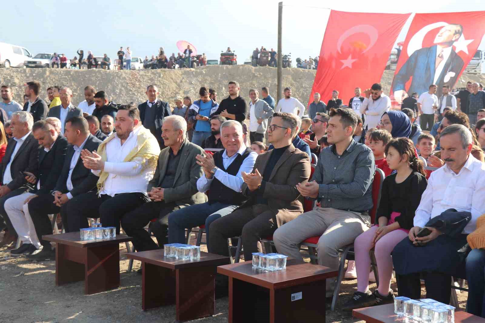 Honaz’da rahvan atlar, Cumhuriyet’in 101. yıl dönümü için koştu
