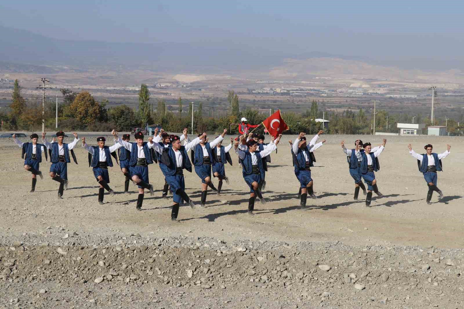 Honaz’da rahvan atlar, Cumhuriyet’in 101. yıl dönümü için koştu
