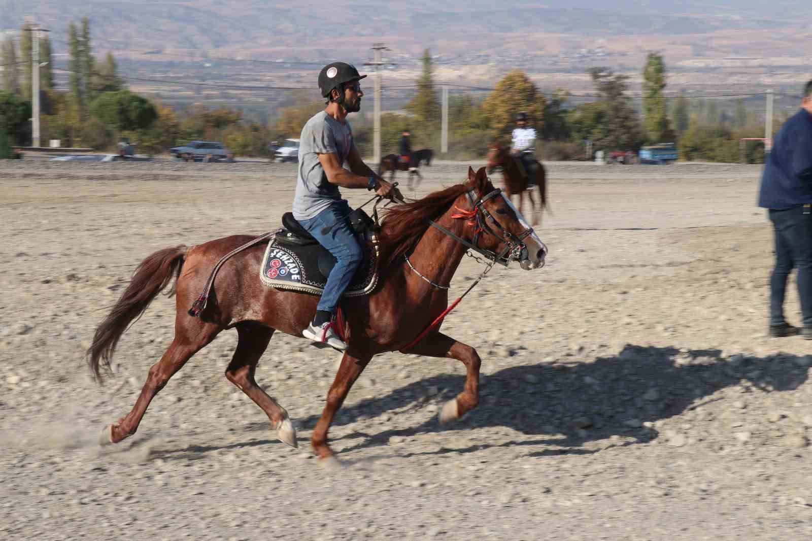 Honaz’da rahvan atlar, Cumhuriyet’in 101. yıl dönümü için koştu
